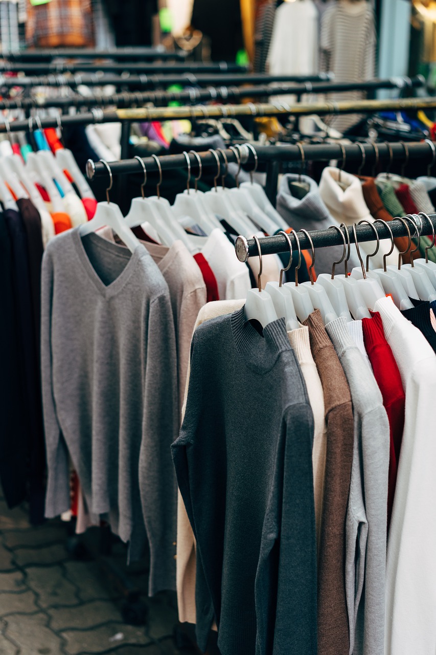 Moda na sklepach second-hand: jak znaleźć skarby i tworzyć zrównoważoną garderobę